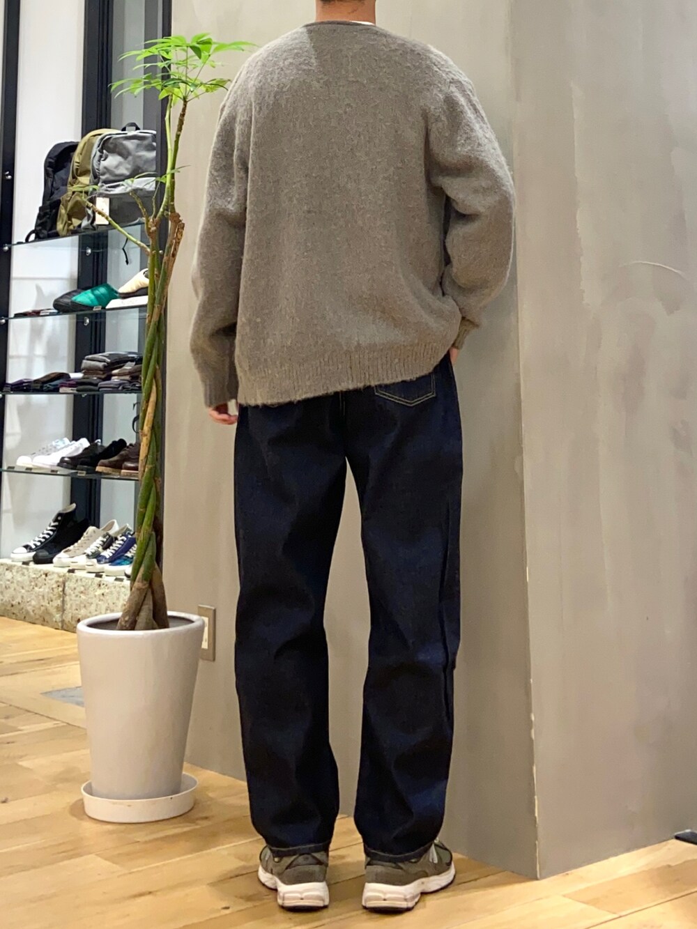 グレー系のカーディガン/ボレロ、ホワイト系のスウェット、ブルー系のデニムパンツを着用したメンズの冬コーディネートの3枚目の写真