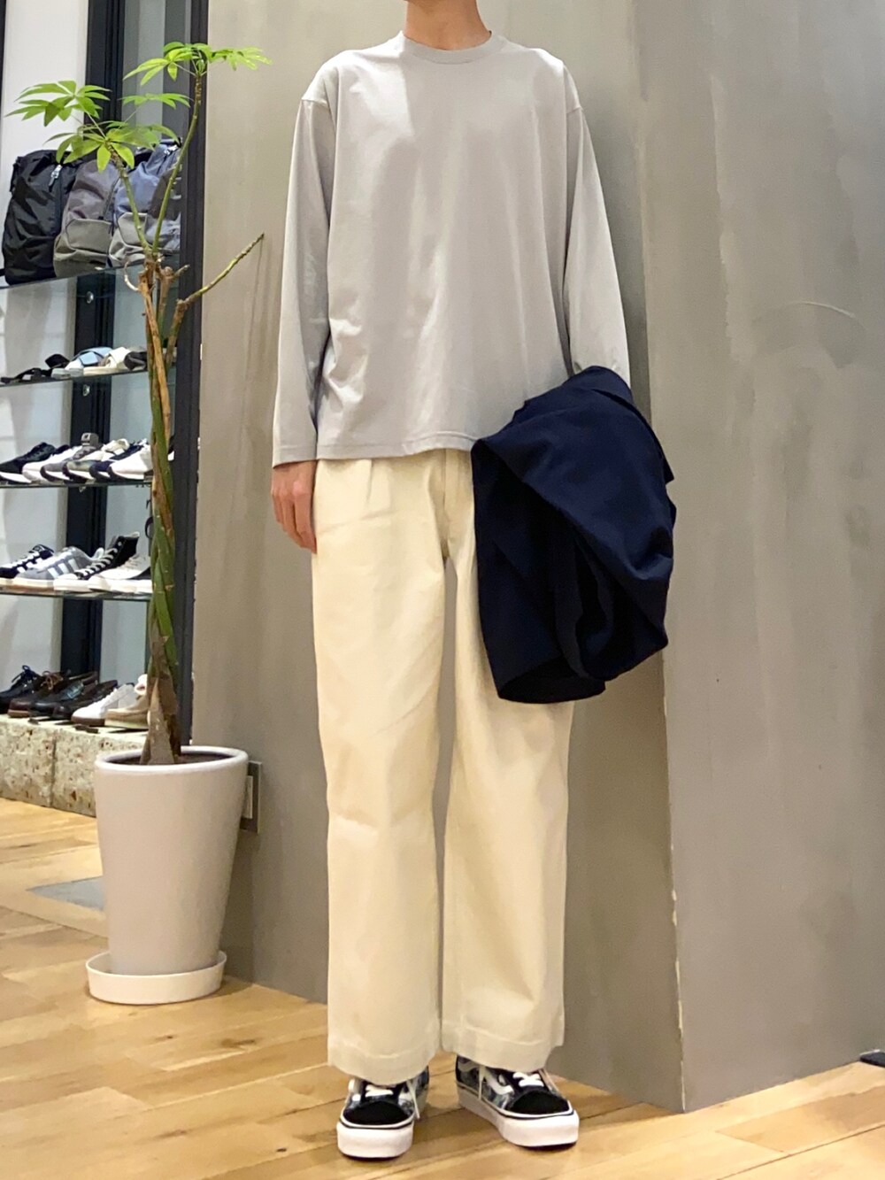 ブルー系のテーラードジャケット、グレー系のTシャツ/カットソー、ホワイト系のその他パンツを着用したメンズの春コーディネートの2枚目の写真