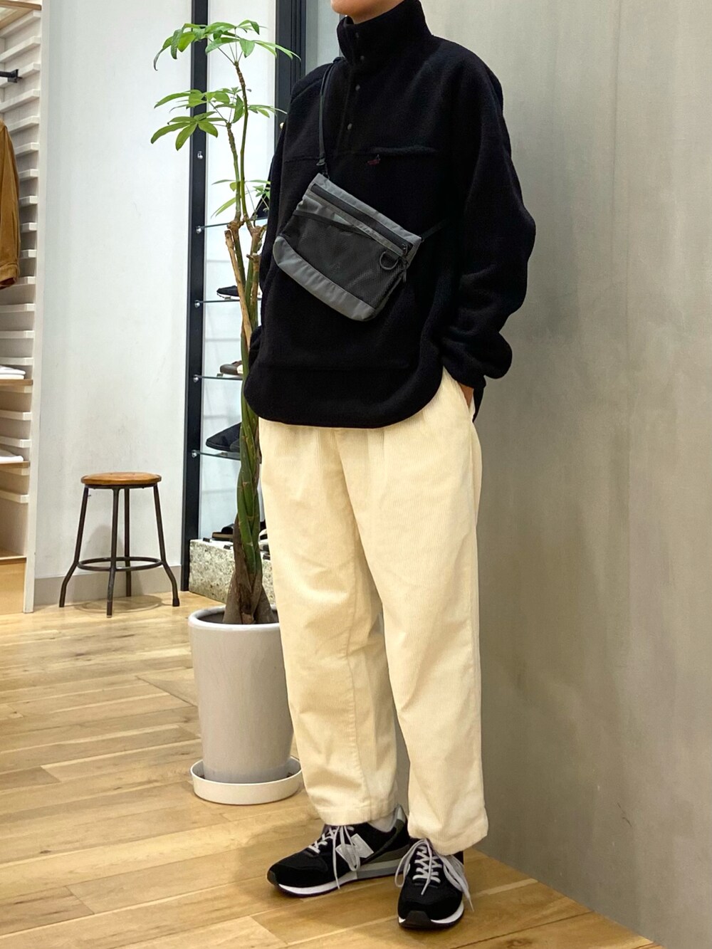 ブラック系のその他トップス、ホワイト系のその他パンツを着用したメンズの秋コーディネートの2枚目の写真