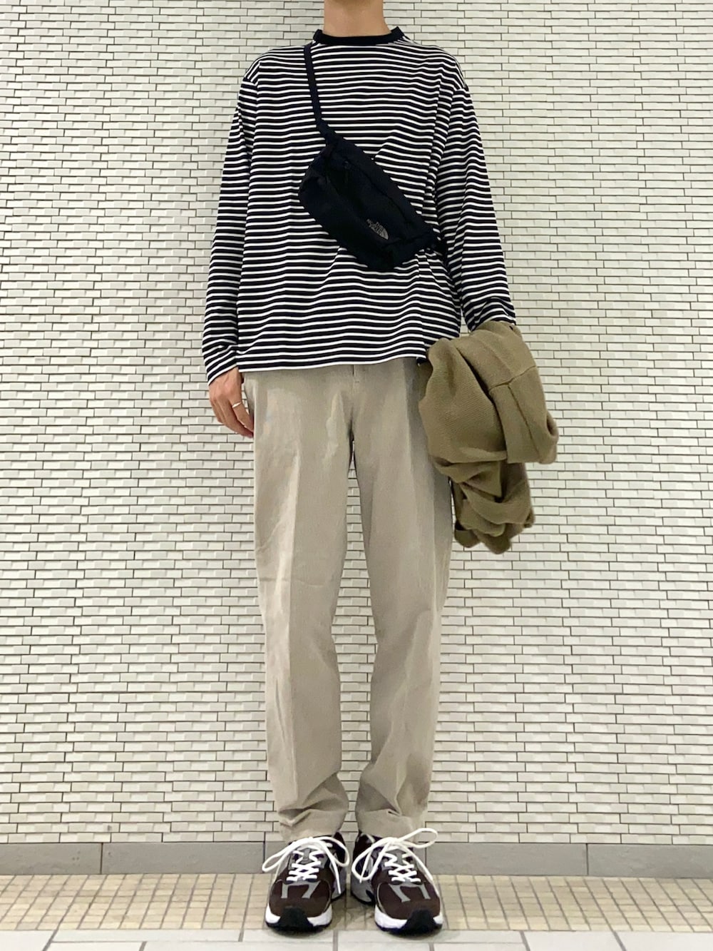 ベージュ系のカーディガン/ボレロ、ブラック系のTシャツ/カットソー、ベージュ系のその他パンツを着用したメンズの秋コーディネートの2枚目の写真