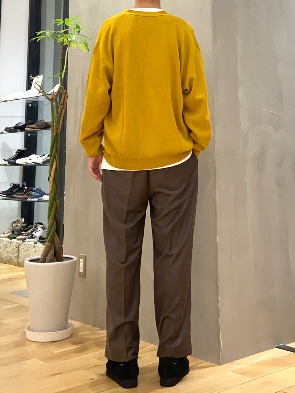 イエロー系のカーディガン/ボレロ、ホワイト系のTシャツ/カットソー、ブラウン系のその他パンツを着用したメンズの秋コーディネートの3枚目の写真