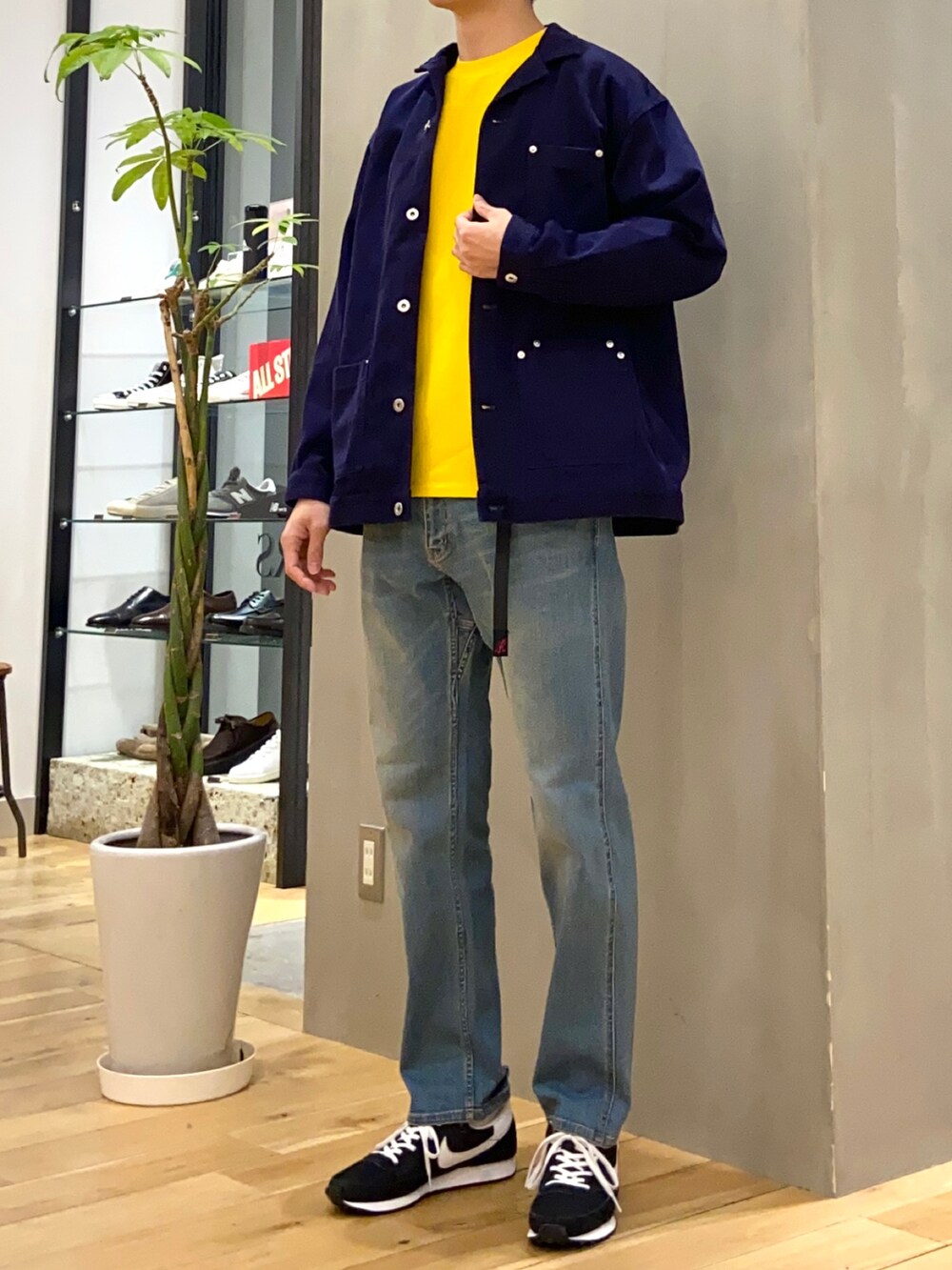 ブルー系のその他アウター、イエロー系のTシャツ/カットソー、ブルー系のその他パンツを着用したメンズの冬コーディネートの2枚目の写真