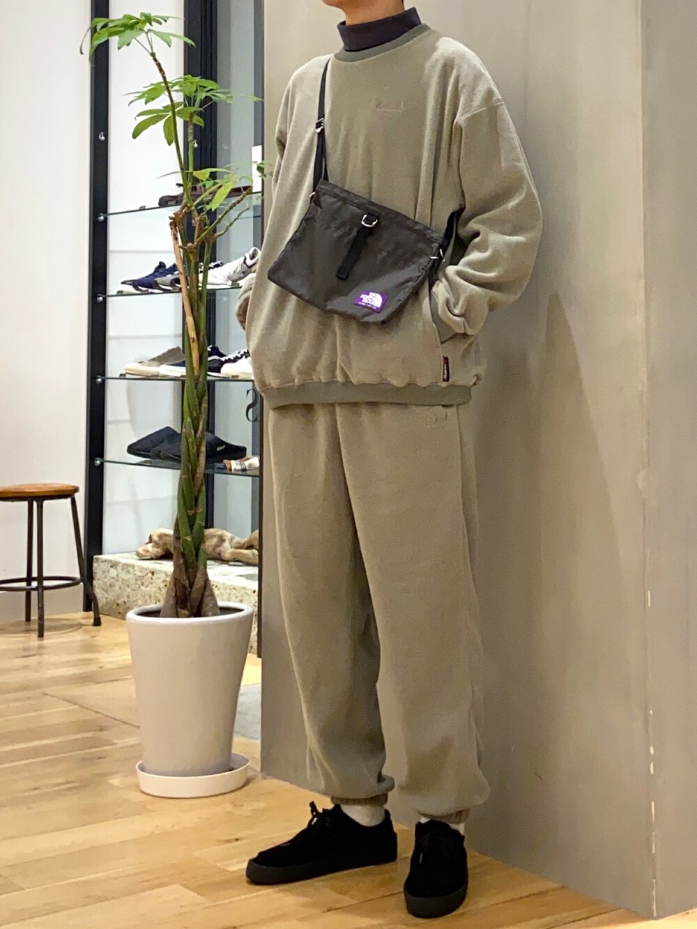 グレー系のTシャツ/カットソー、グリーン系のTシャツ/カットソー、ブラック系のブーツを着用したメンズの秋コーディネートの2枚目の写真