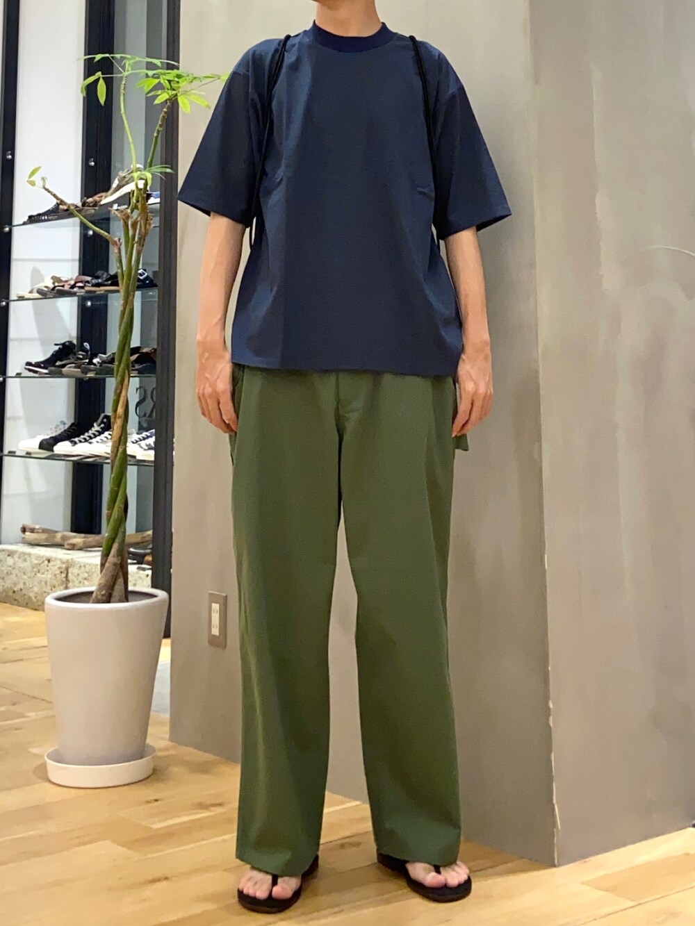 ブルー系のTシャツ/カットソー、ブラック系のバックパック/リュック、グリーン系のその他パンツを着用したメンズの秋コーディネートの3枚目の写真