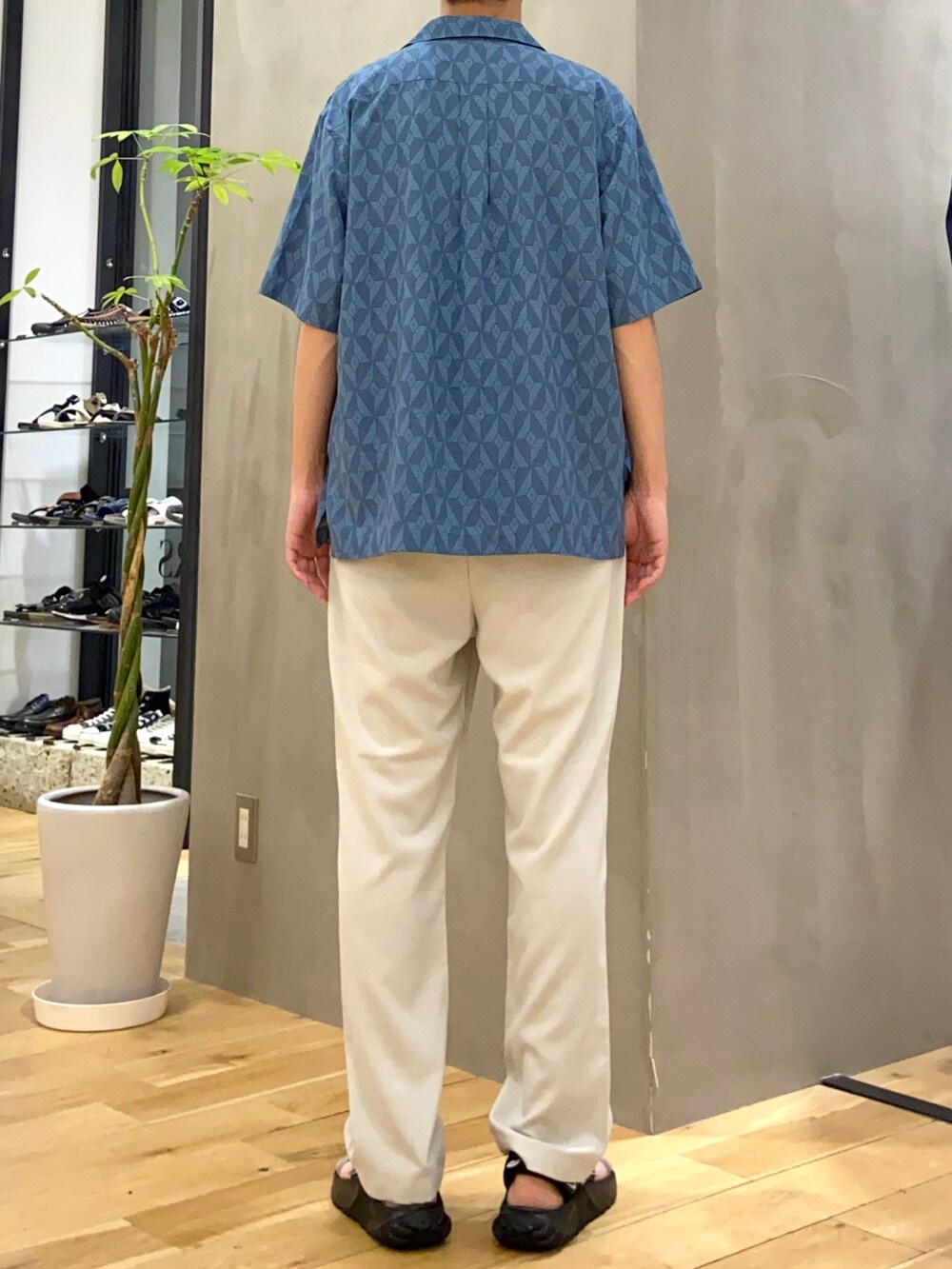 ブルー系のシャツ/ブラウス、ブルー系のTシャツ/カットソー、ホワイト系のその他パンツを着用したメンズの夏コーディネートの4枚目の写真