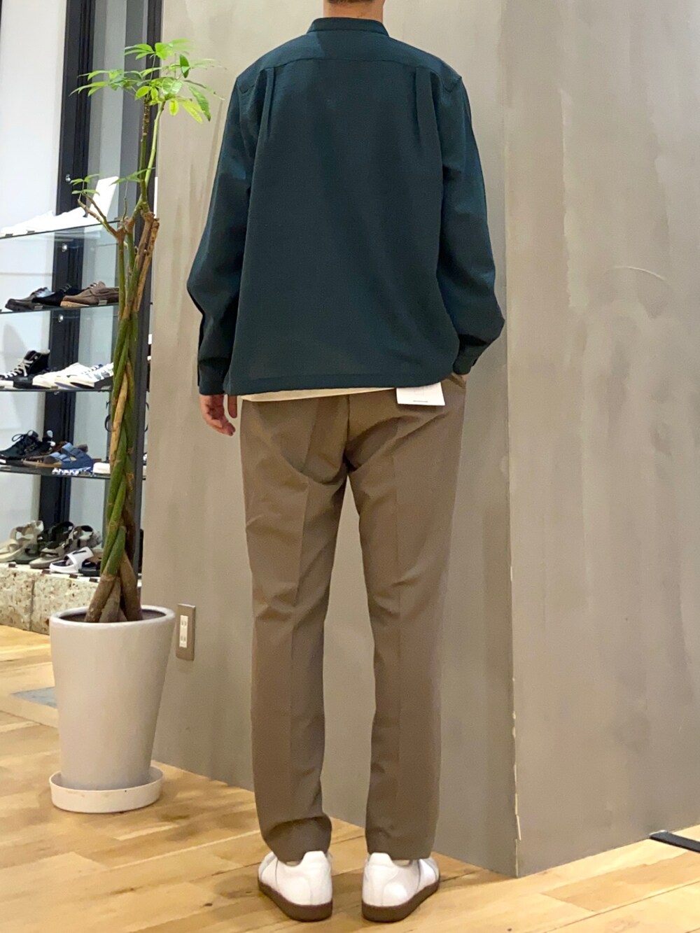 グリーン系のブルゾン、ホワイト系のTシャツ/カットソー、ホワイト系のスニーカーを着用したメンズの秋コーディネートの3枚目の写真