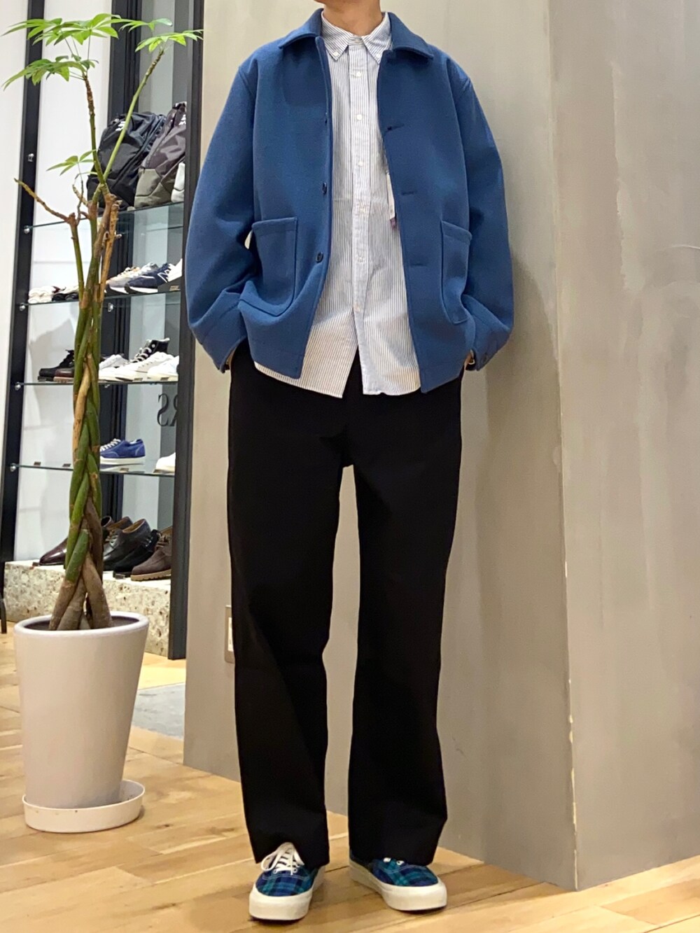 ブルー系のカバーオール、その他のシャツ/ブラウス、ブラック系のその他パンツを着用したメンズの冬コーディネートの4枚目の写真