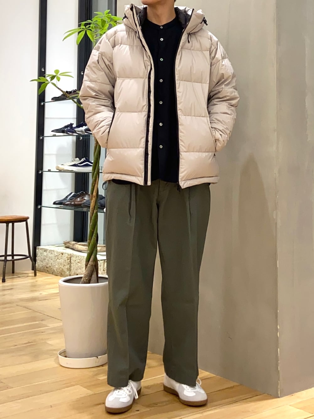 ベージュ系のダウンジャケット/コート、ブルー系のシャツ/ブラウス、グリーン系のその他パンツを着用したメンズの冬コーディネートの3枚目の写真