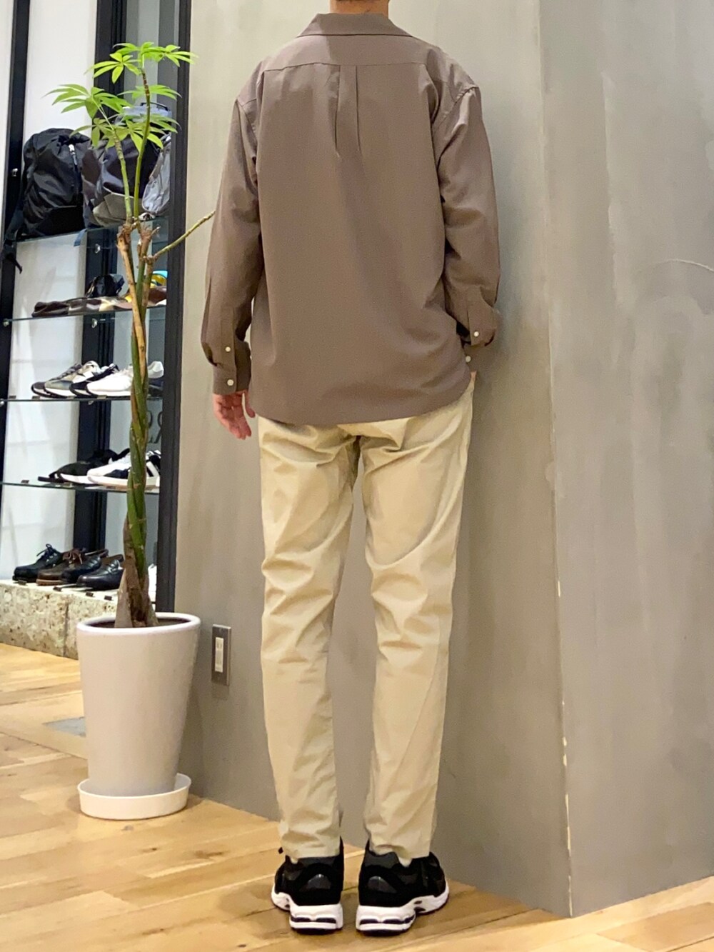 ブラウン系のシャツ/ブラウス、グレー系のTシャツ/カットソー、ベージュ系のその他パンツを着用したメンズの春コーディネートの3枚目の写真