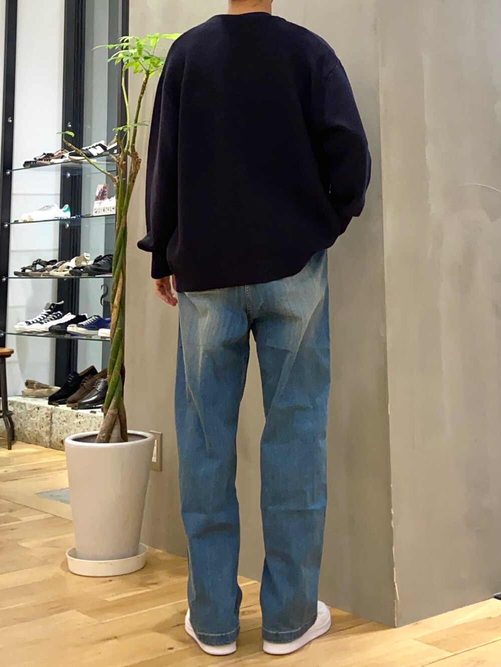 ブルー系のカーディガン/ボレロ、ブルー系のTシャツ/カットソー、ブルー系のその他パンツを着用したメンズの秋コーディネートの3枚目の写真