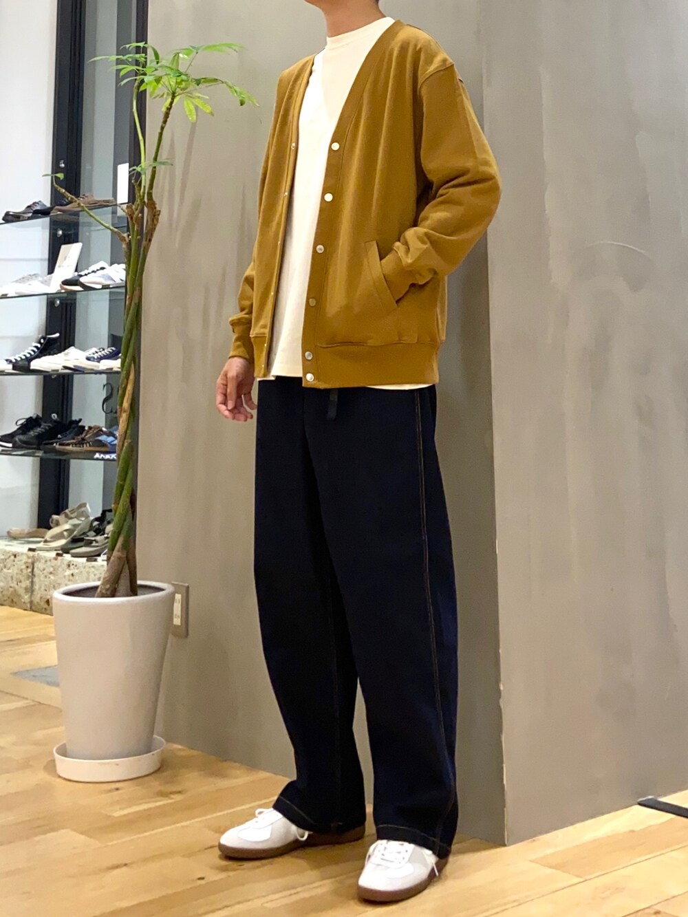 イエロー系のカーディガン/ボレロ、ホワイト系のTシャツ/カットソー、ホワイト系のスニーカーを着用したメンズの秋コーディネートの3枚目の写真