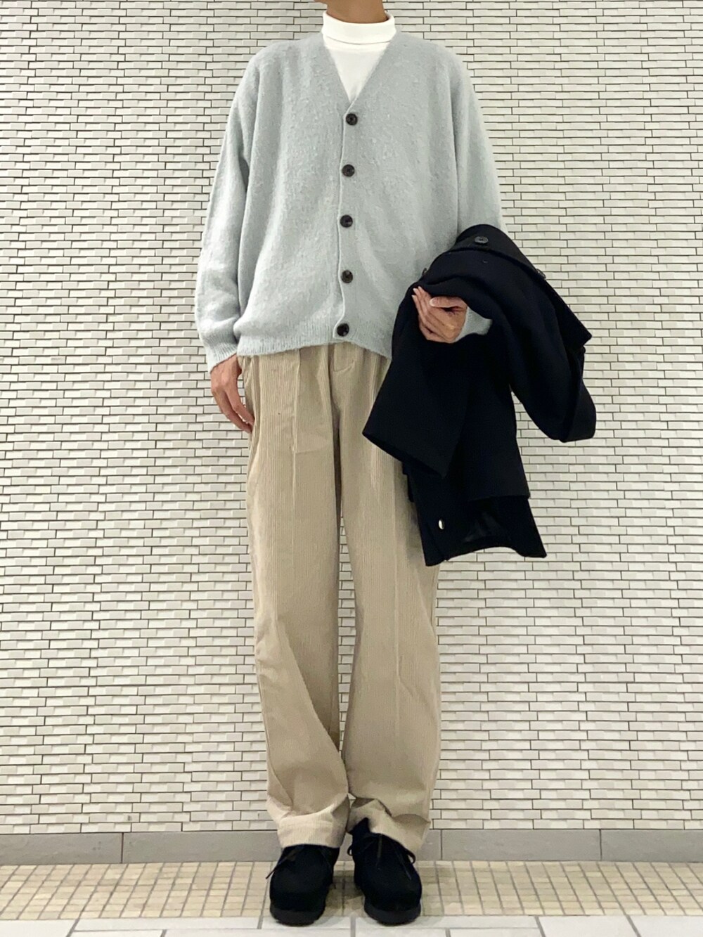 ブラック系のその他アウター、ホワイト系のTシャツ/カットソー、グリーン系のカーディガン/ボレロを着用したメンズの秋コーディネートの2枚目の写真