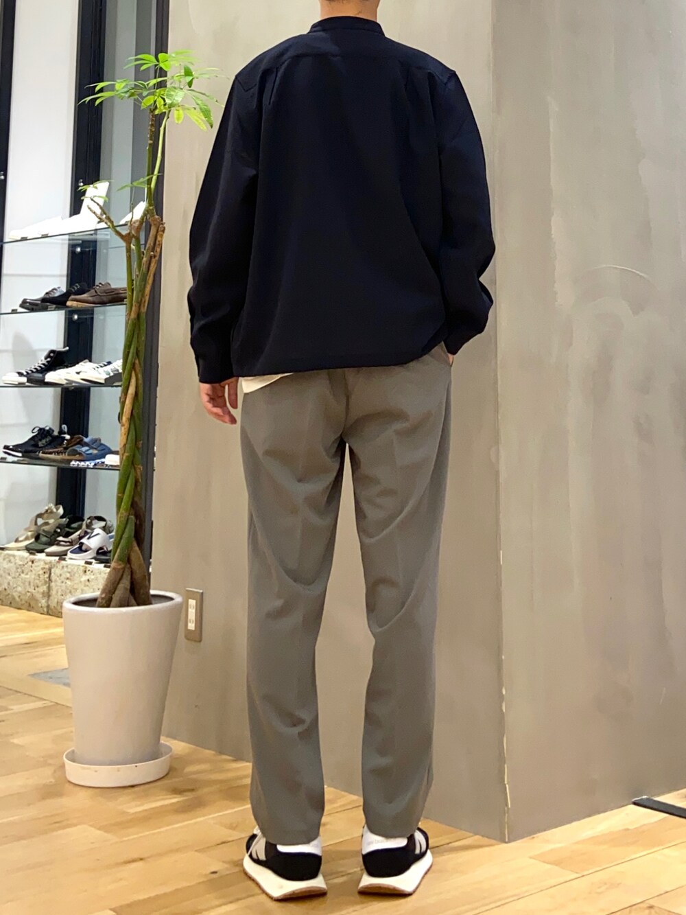 ブルー系のブルゾン、ホワイト系のTシャツ/カットソー、グリーン系のその他パンツを着用したメンズの秋コーディネートの3枚目の写真