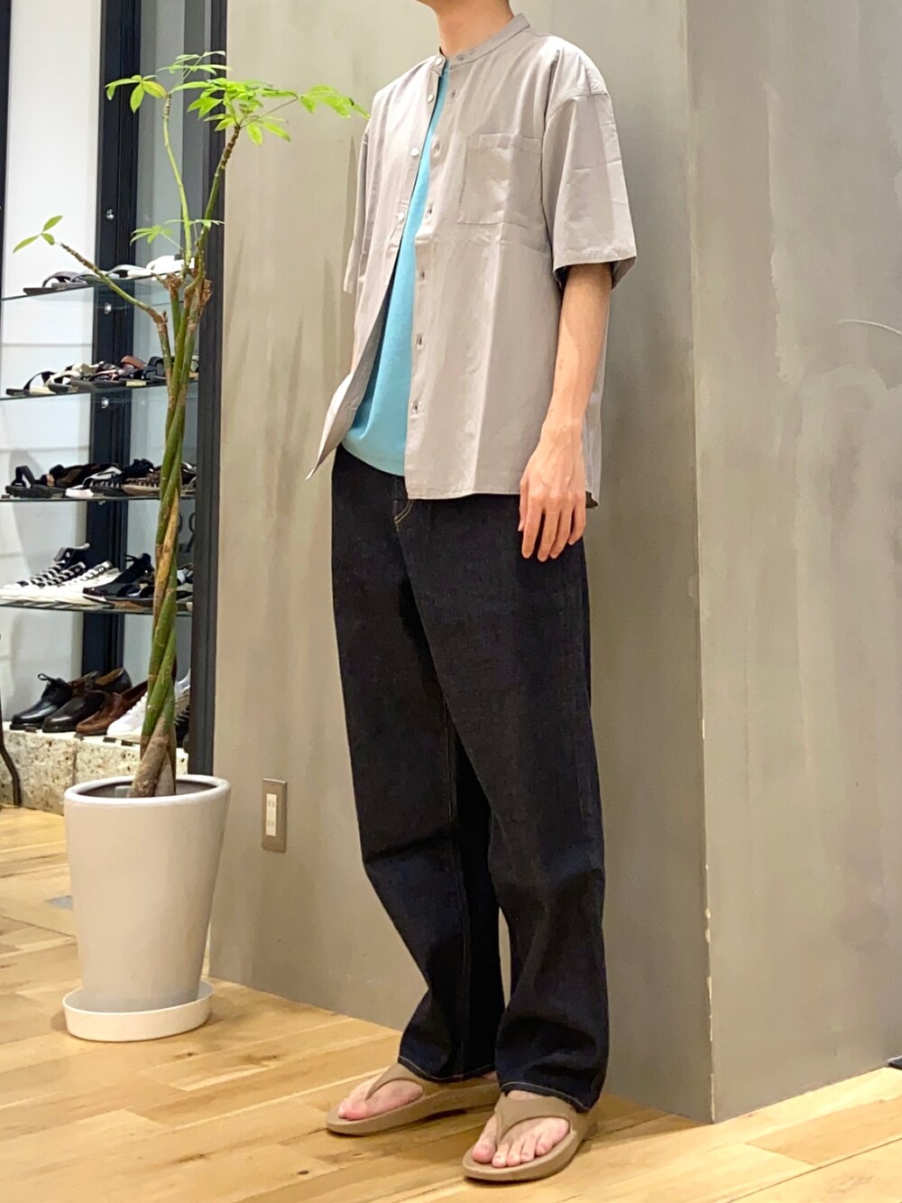 グレー系のシャツ/ブラウス、ブルー系のTシャツ/カットソー、ブルー系のデニムパンツを着用したメンズの夏コーディネートの2枚目の写真