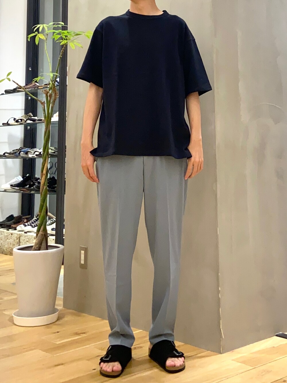 ブルー系のTシャツ/カットソー、ブルー系のその他パンツを着用したメンズの夏コーディネートの3枚目の写真