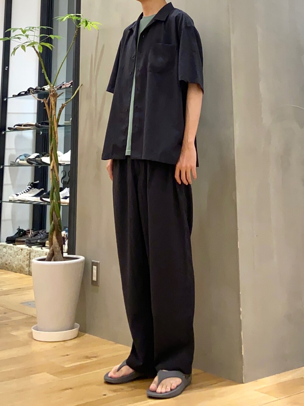 ブラック系のシャツ/ブラウス、グリーン系のTシャツ/カットソー、ブラック系のその他パンツを着用したメンズの夏コーディネートの3枚目の写真