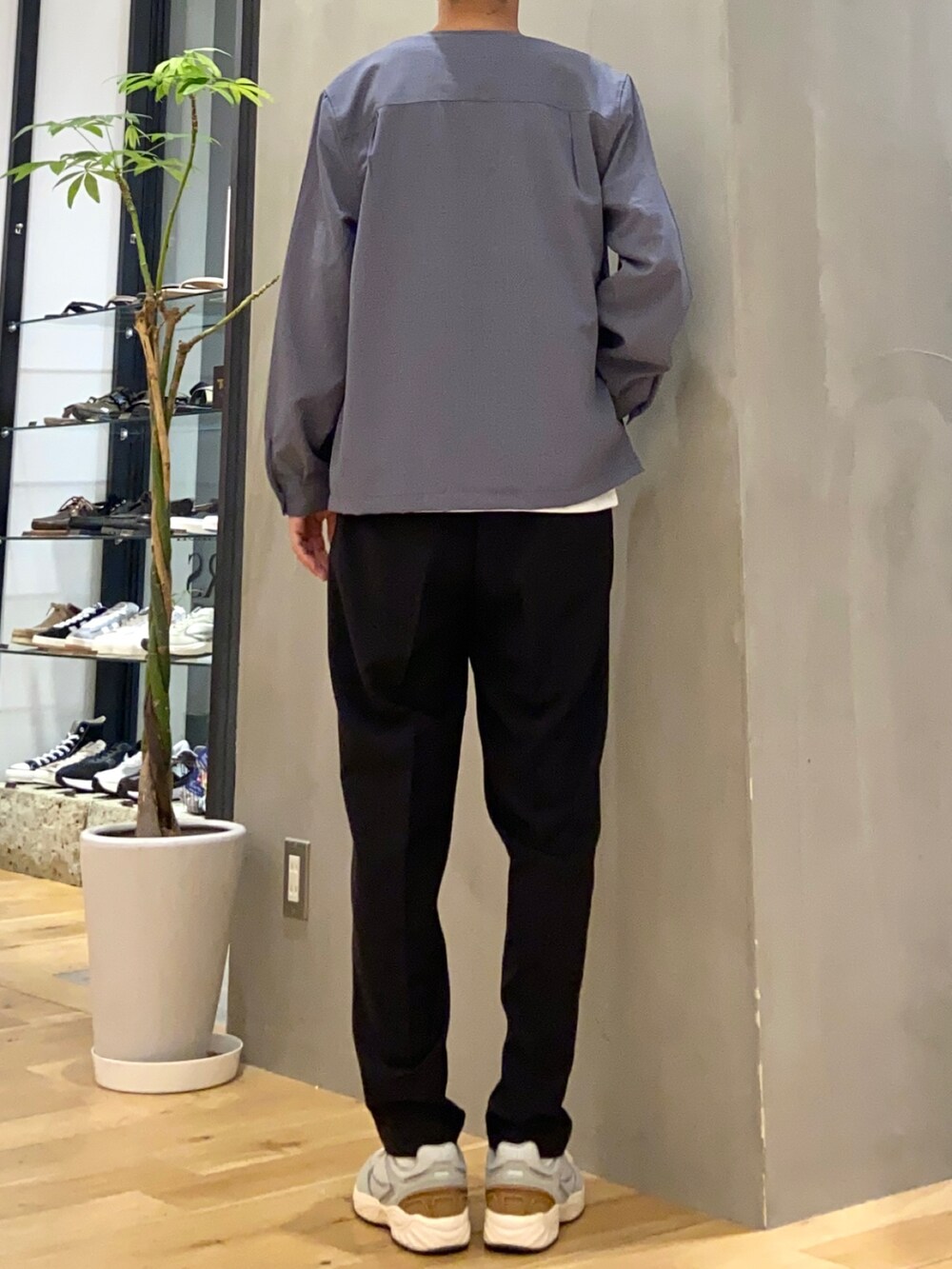 ブルー系のジャケット/アウター、ホワイト系のTシャツ/カットソー、ブラック系のその他パンツを着用したメンズの秋コーディネートの3枚目の写真