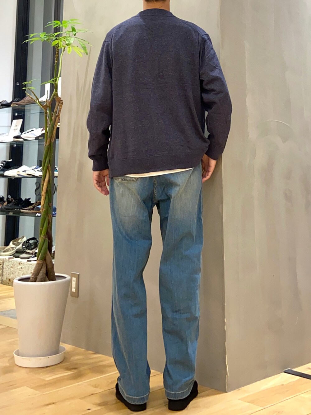 ブルー系のカーディガン/ボレロ、ホワイト系のシャツ/ブラウス、ブルー系のその他パンツを着用したメンズの秋コーディネートの3枚目の写真