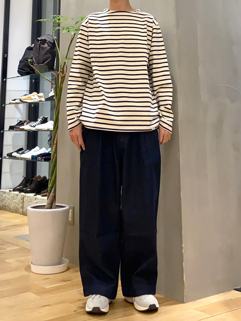 オレンジ系のカーディガン/ボレロ、ホワイト系のTシャツ/カットソー、ブルー系のデニムパンツを着用したメンズの春コーディネートの2枚目の写真