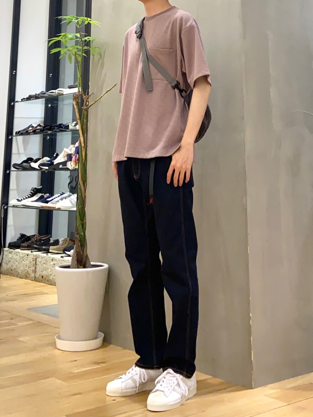 ピンク系のTシャツ/カットソー、グレー系のショルダーバッグ、ブルー系のその他パンツを着用したメンズの夏コーディネートの2枚目の写真