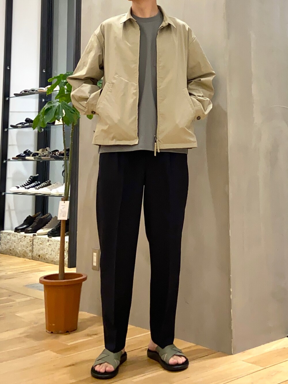 グリーン系のTシャツ/カットソー、ベージュ系のブルゾン、ブルー系のその他パンツを着用したメンズの春コーディネートの4枚目の写真