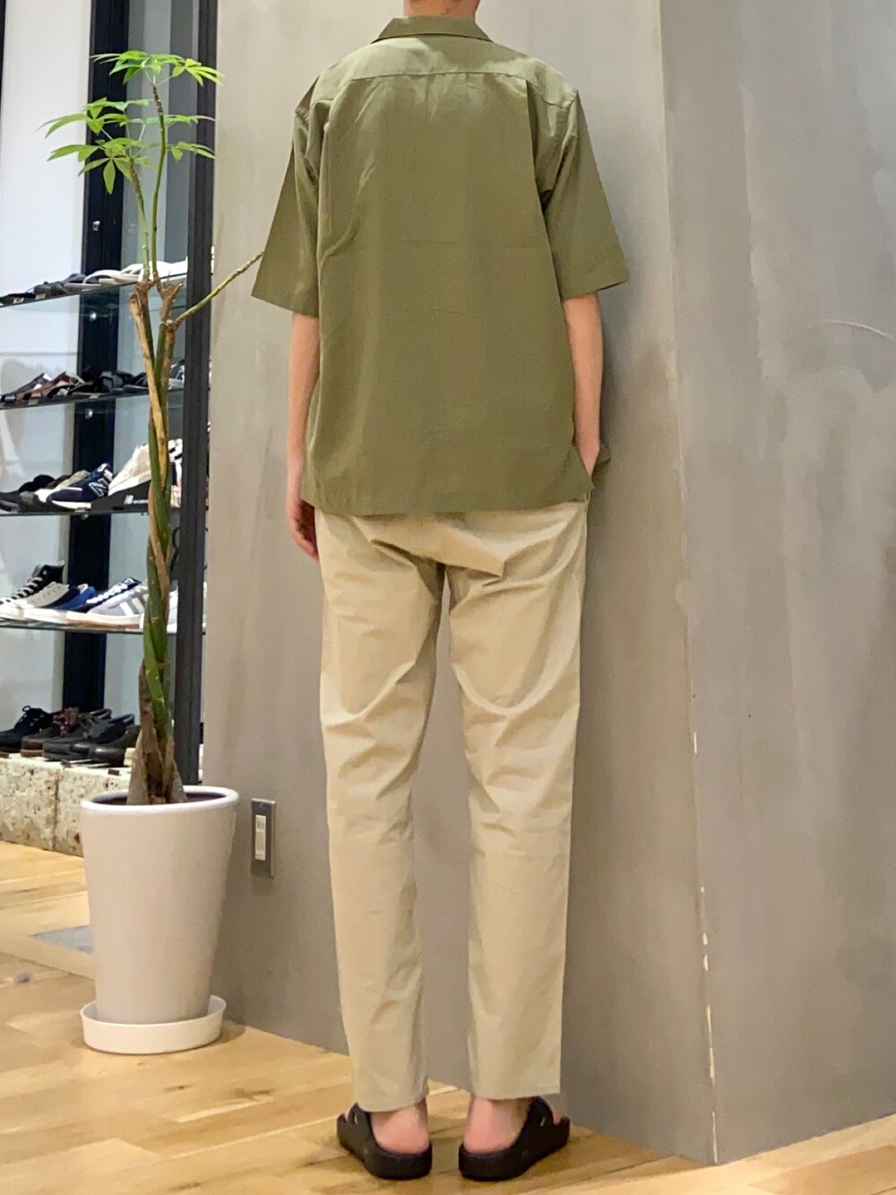 グリーン系のシャツ/ブラウス、グレー系のTシャツ/カットソー、ベージュ系のその他パンツを着用したメンズの夏コーディネートの3枚目の写真