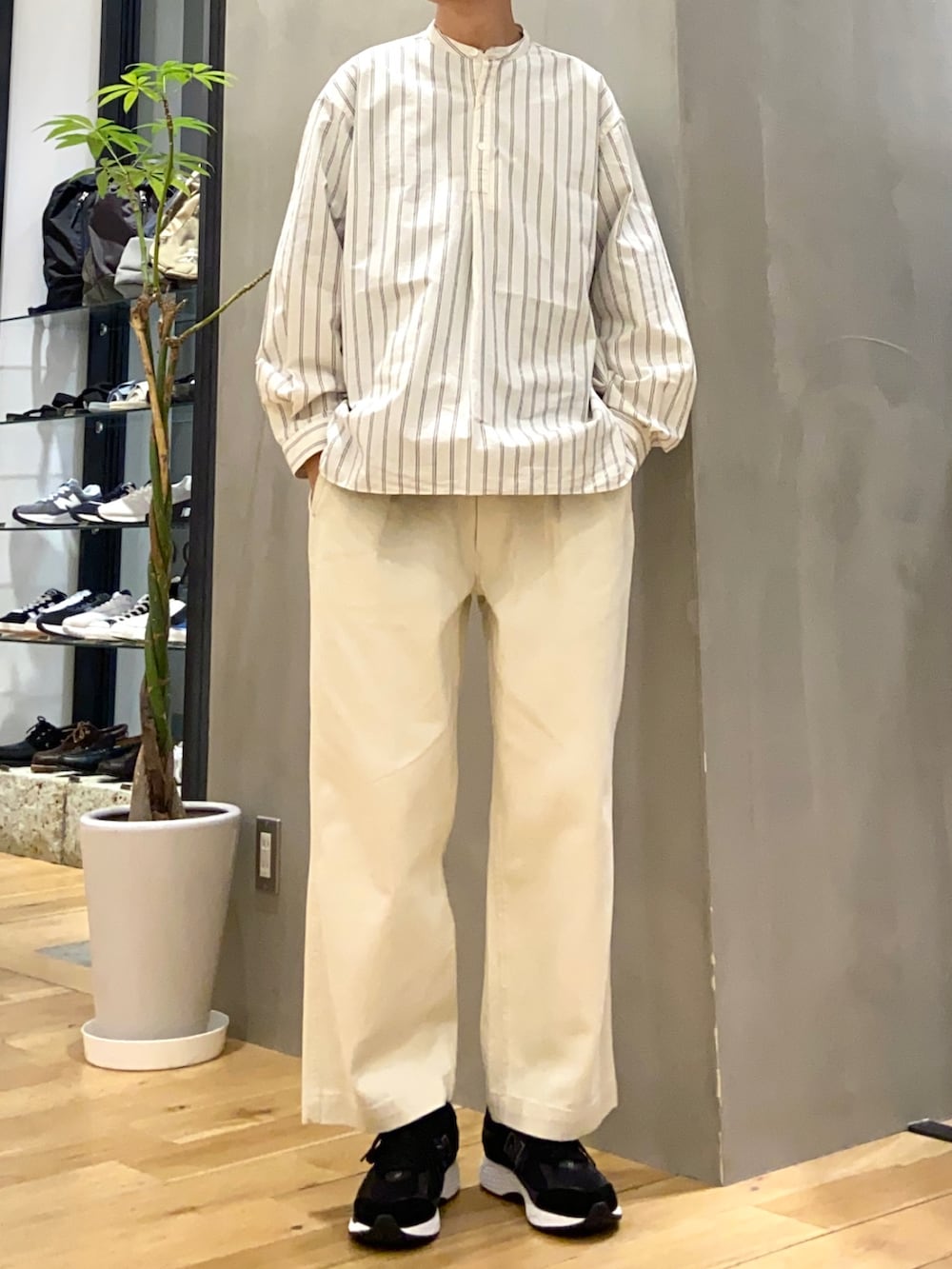 その他のシャツ/ブラウス、ブラック系のTシャツ/カットソー、ホワイト系のその他パンツを着用したメンズの春コーディネートの4枚目の写真