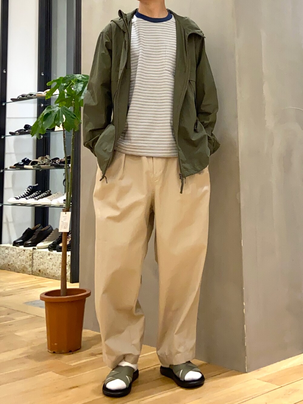 ブルー系のTシャツ/カットソー、グリーン系のマウンテンパーカー、ベージュ系のその他パンツを着用したメンズの春コーディネートの3枚目の写真