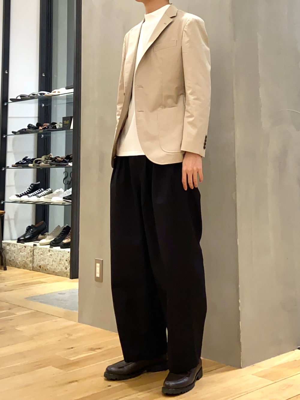 ベージュ系のスーツジャケット、ホワイト系のTシャツ/カットソー、ブラウン系のその他シューズを着用したメンズの春コーディネートの3枚目の写真