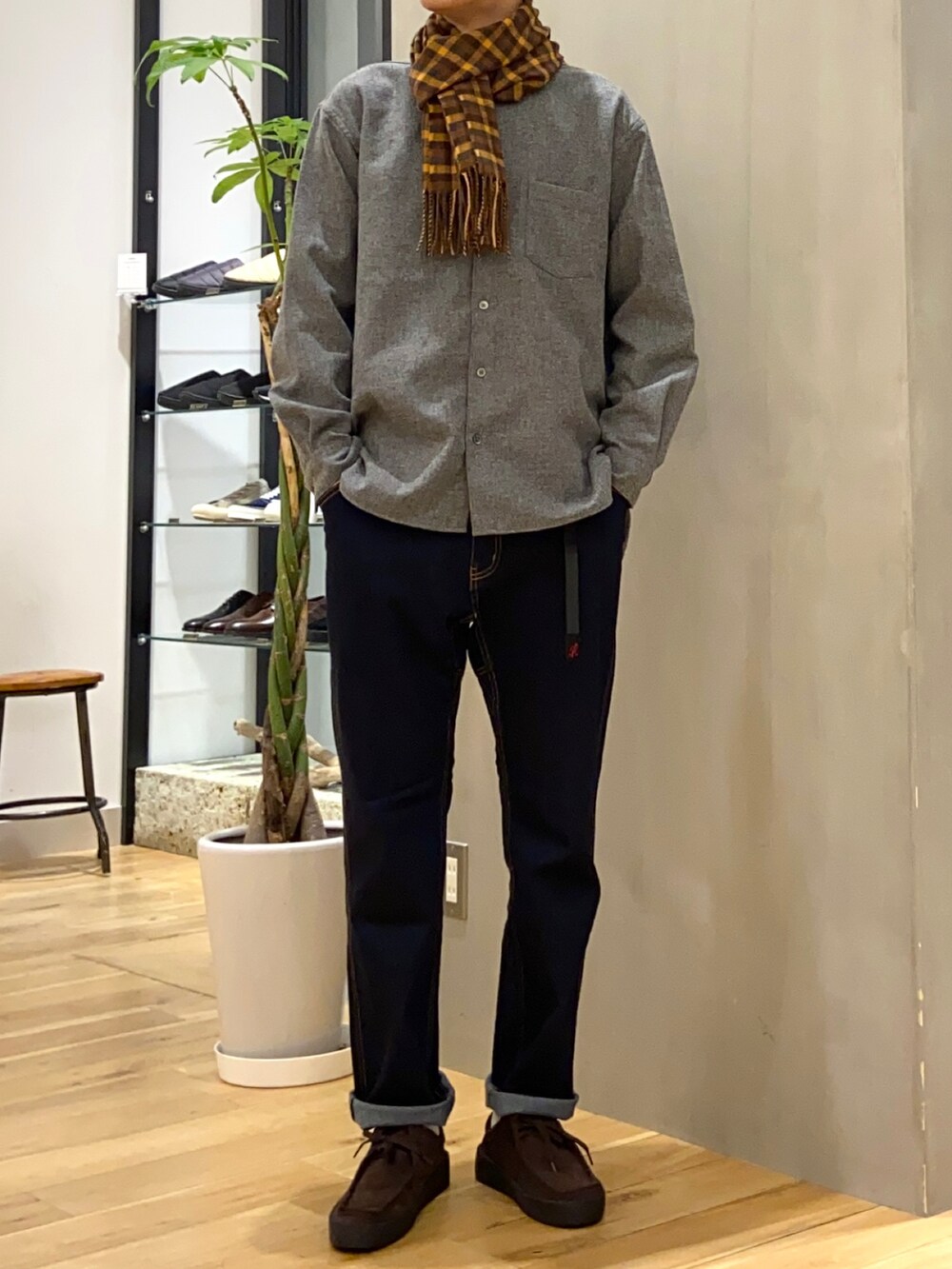 グリーン系のその他アウター、グレー系のシャツ/ブラウス、ブルー系のその他パンツを着用したメンズの冬コーディネートの2枚目の写真