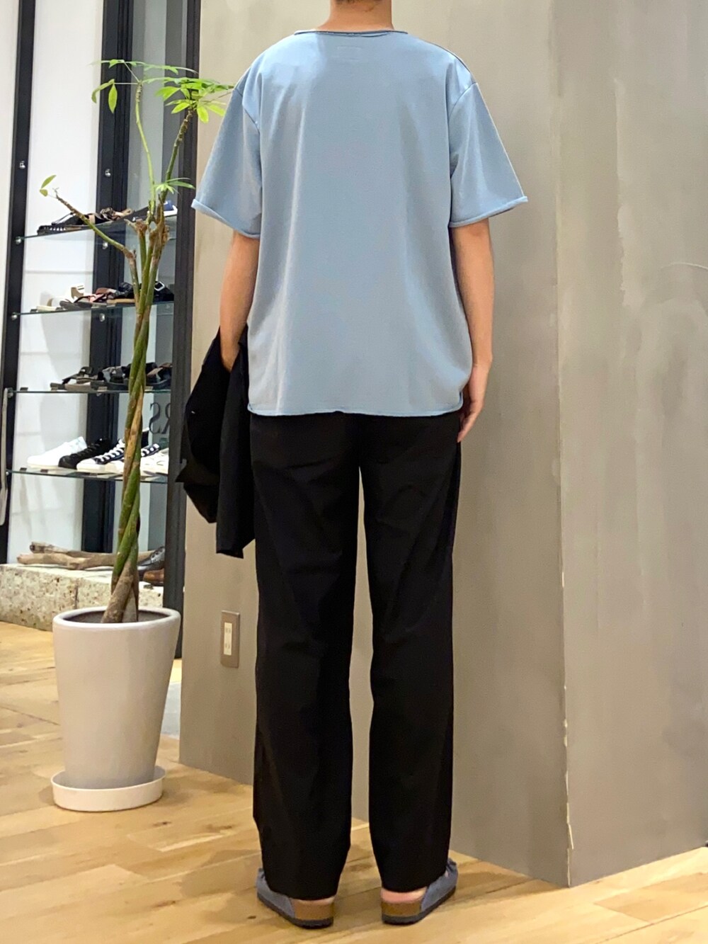 ブルー系のTシャツ/カットソー、ブラック系のシャツ/ブラウス、ブルー系のサンダルを着用したメンズの夏コーディネートの2枚目の写真