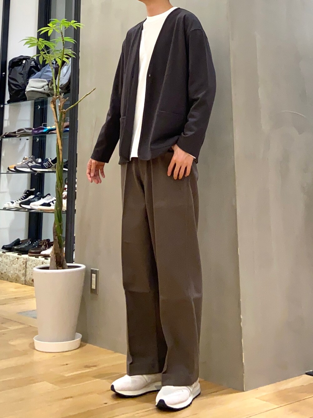 グレー系のカーディガン/ボレロ、ホワイト系のTシャツ/カットソー、ブラウン系のその他パンツを着用したメンズの春コーディネートの3枚目の写真