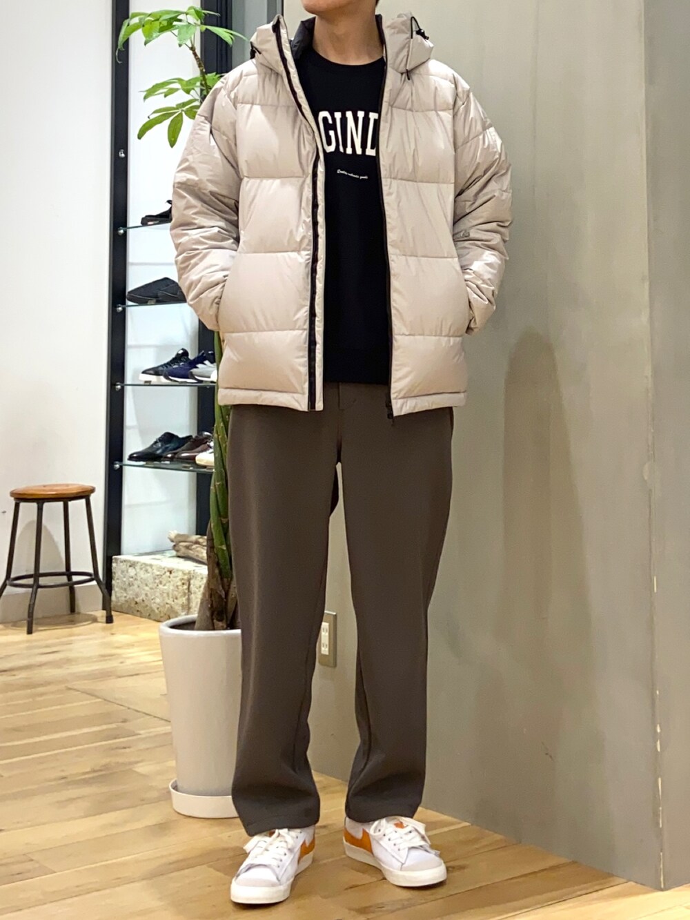 ベージュ系のダウンジャケット/コート、ブルー系のスウェット、グレー系のその他パンツを着用したメンズの冬コーディネートの3枚目の写真