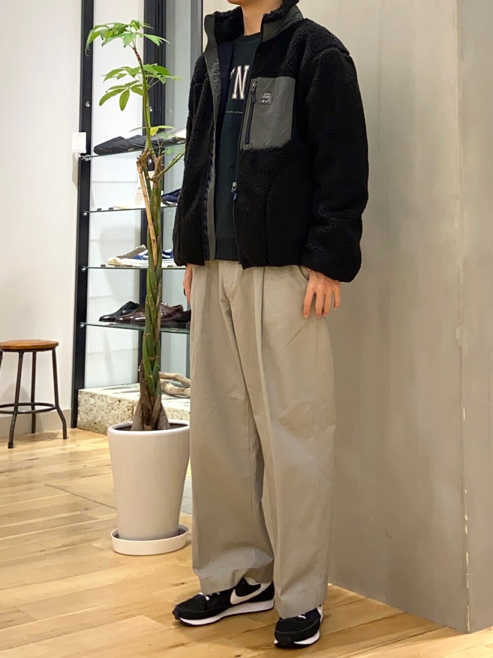 ブラック系のブルゾン、グリーン系のスウェット、グレー系のその他パンツを着用したメンズの冬コーディネートの4枚目の写真