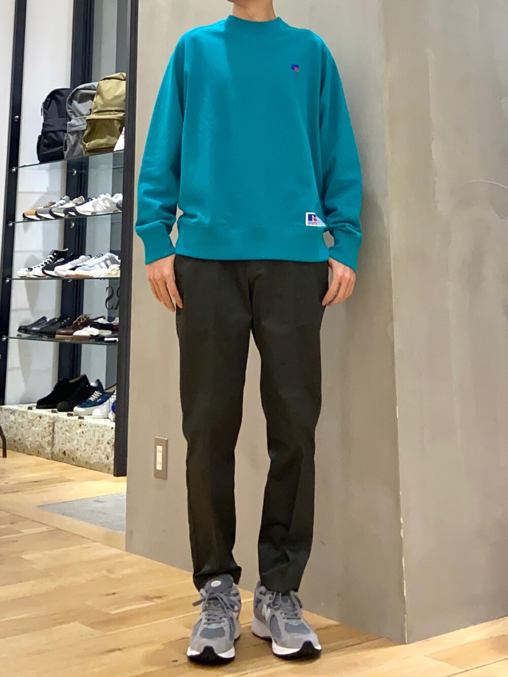 グリーン系のブルゾン、グリーン系のスウェット、グリーン系のその他パンツを着用したメンズの春コーディネートの2枚目の写真