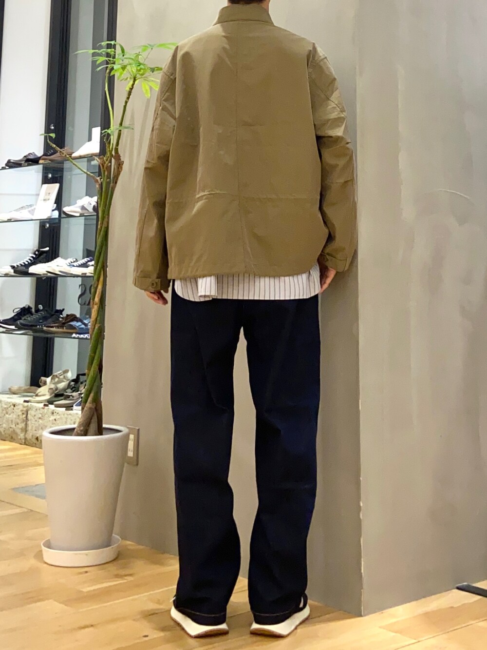 グリーン系のモッズコート、グレー系のシャツ/ブラウス、ブルー系のその他パンツを着用したメンズの秋コーディネートの3枚目の写真