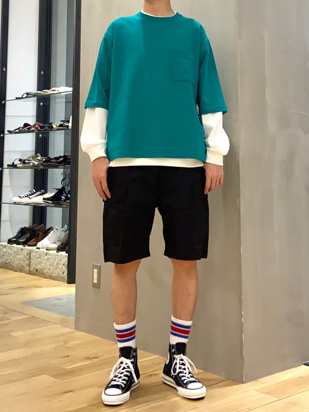 グリーン系のTシャツ/カットソー、ホワイト系のTシャツ/カットソー、ブラック系のその他パンツを着用したメンズの春コーディネートの2枚目の写真