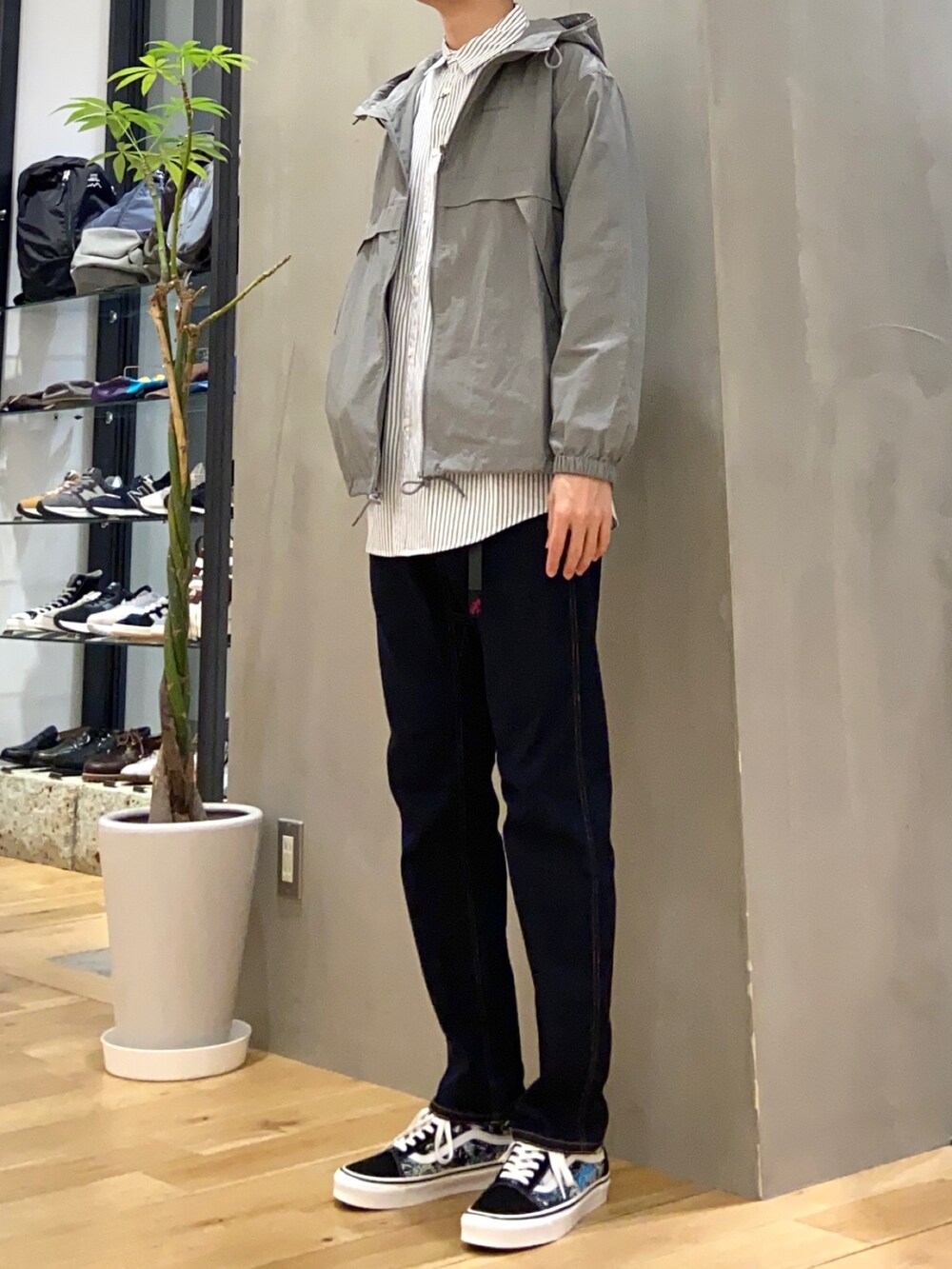 ブルー系のシャツ/ブラウス、グレー系のマウンテンパーカー、ブルー系のその他パンツを着用したメンズの春コーディネートの3枚目の写真