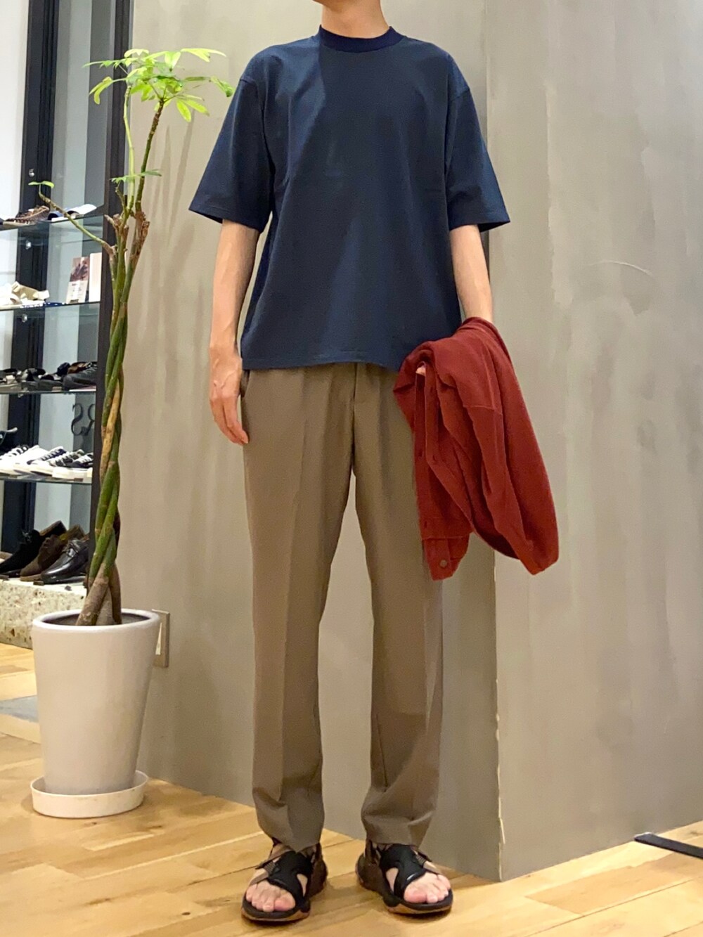 ブラウン系のカーディガン/ボレロ、ブルー系のTシャツ/カットソー、ブラウン系のその他パンツを着用したメンズの夏コーディネートの2枚目の写真