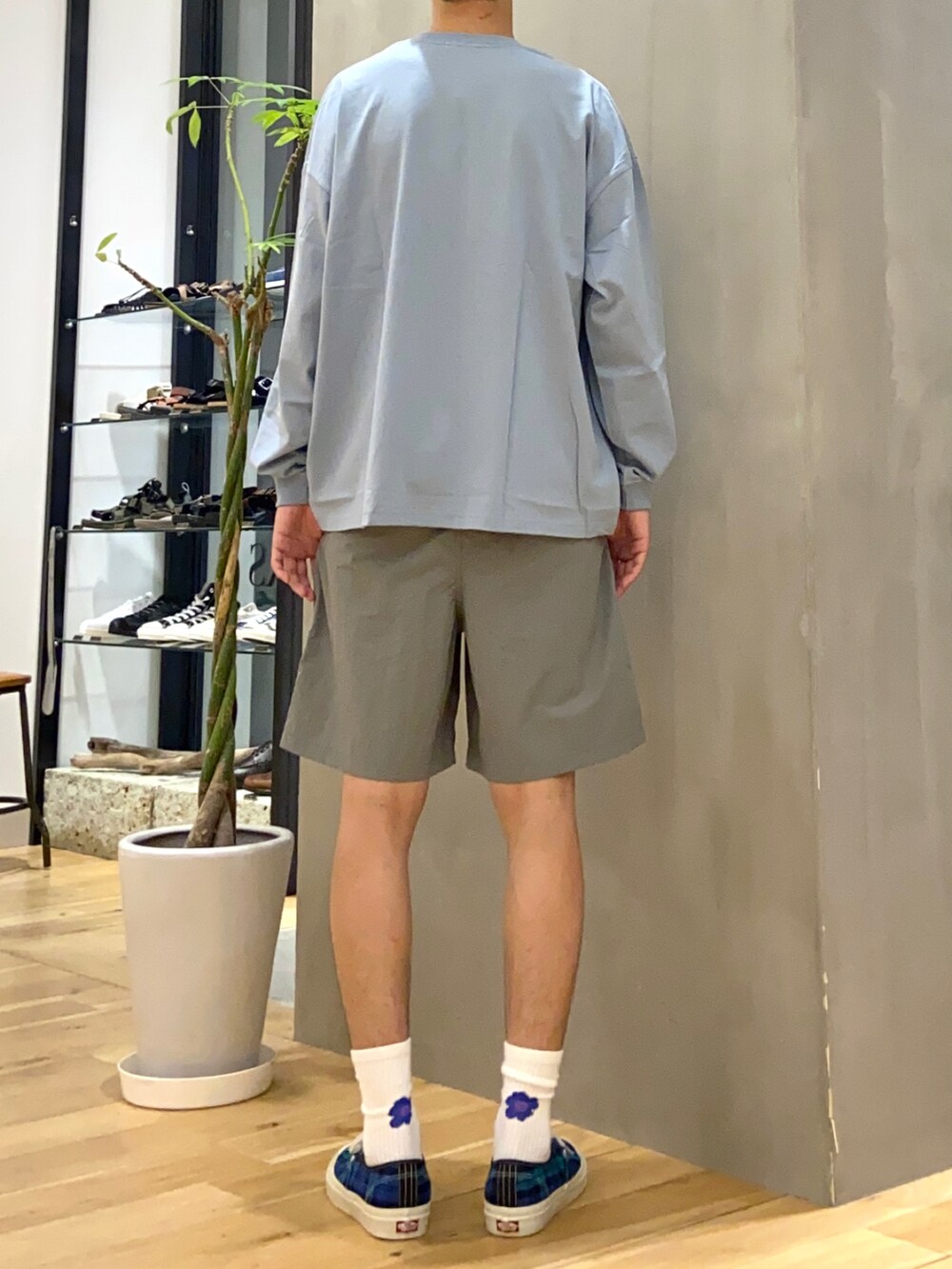 ブルー系のTシャツ/カットソー、グレー系のその他パンツを着用したメンズの夏コーディネートの3枚目の写真