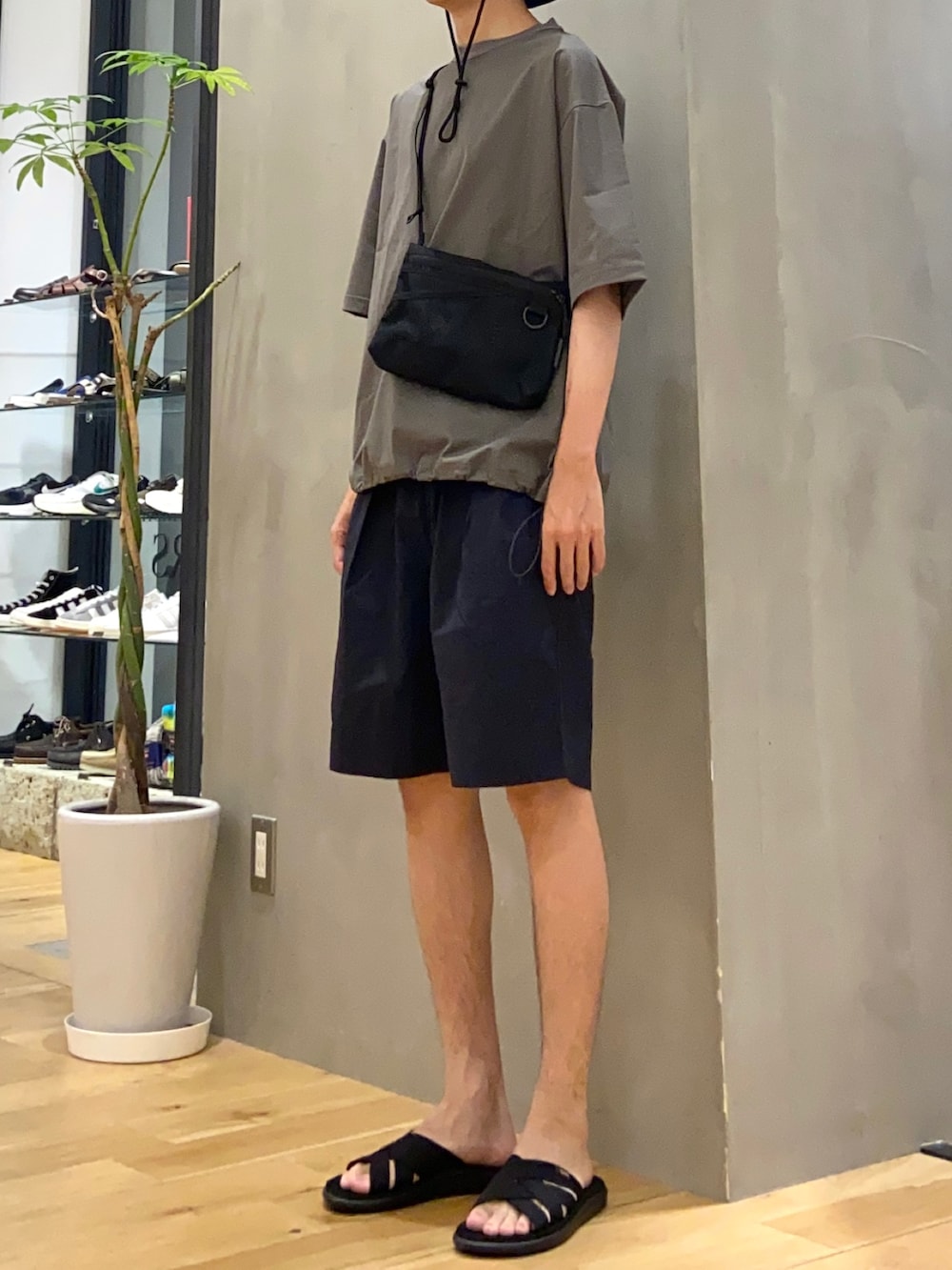 グレー系のTシャツ/カットソー、ブルー系のその他パンツ、ブラック系のサンダルを着用したメンズの夏コーディネートの2枚目の写真