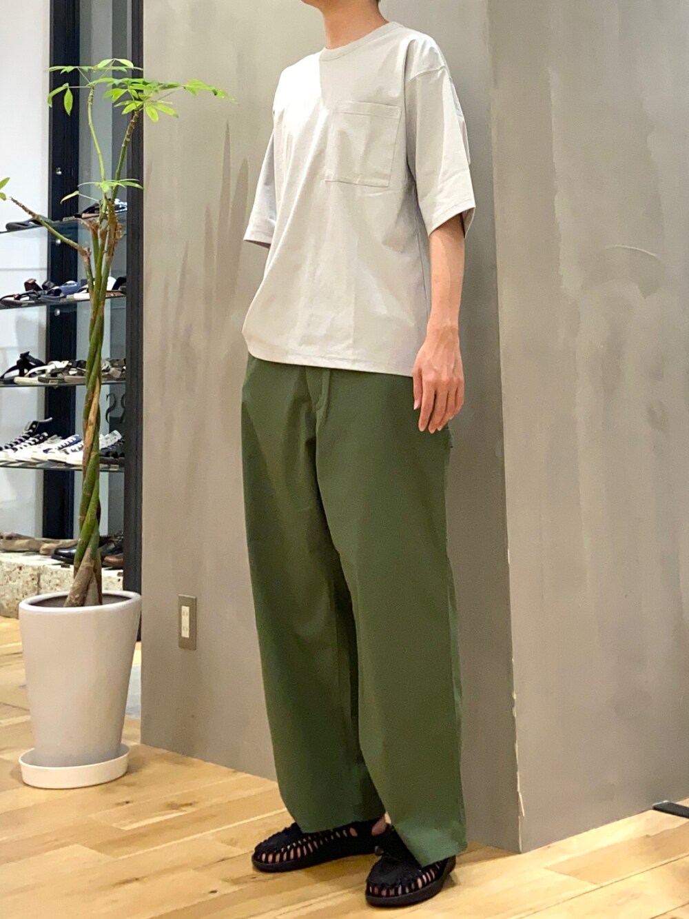 グリーン系のその他パンツ、グレー系のTシャツ/カットソーを着用したメンズの夏コーディネートの2枚目の写真
