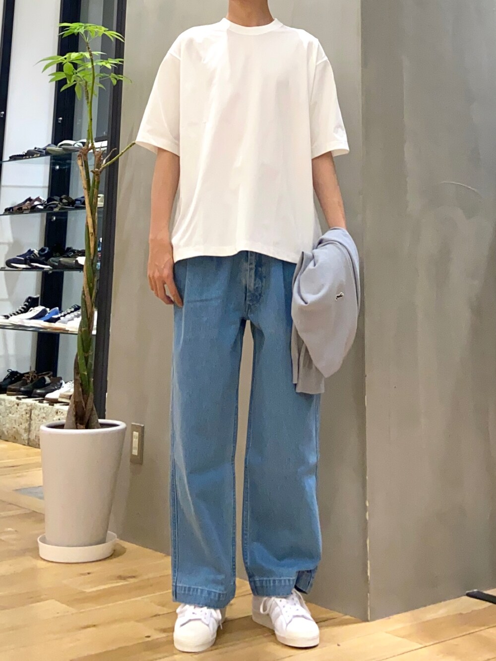 ブルー系のカーディガン/ボレロ、ホワイト系のTシャツ/カットソー、ブルー系のデニムパンツを着用したメンズの春コーディネートの2枚目の写真