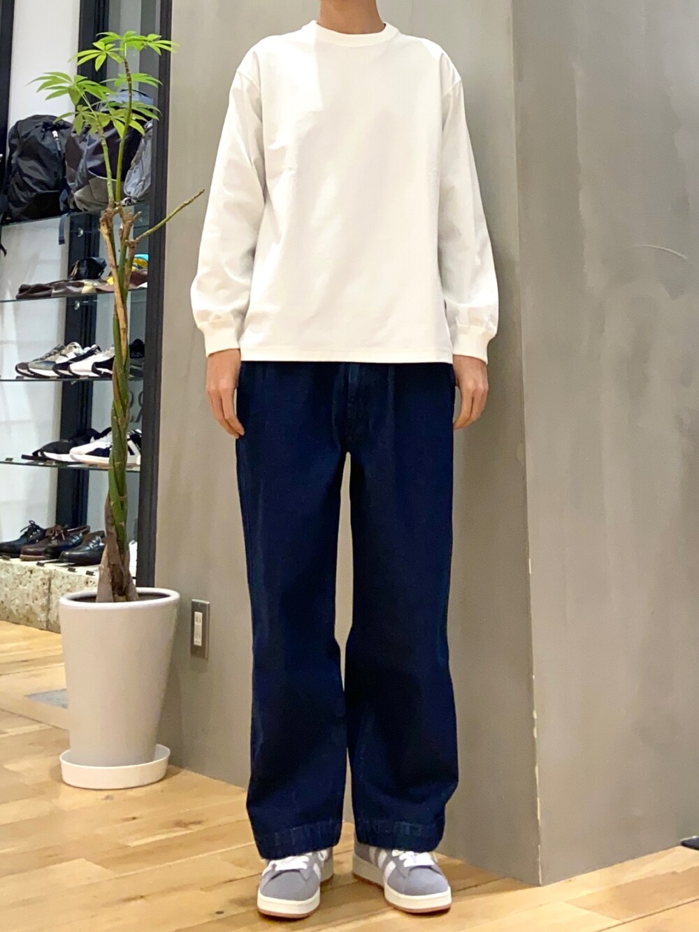 ピンク系のシャツ/ブラウス、ホワイト系のTシャツ/カットソー、ブルー系のデニムパンツを着用したメンズの春コーディネートの2枚目の写真