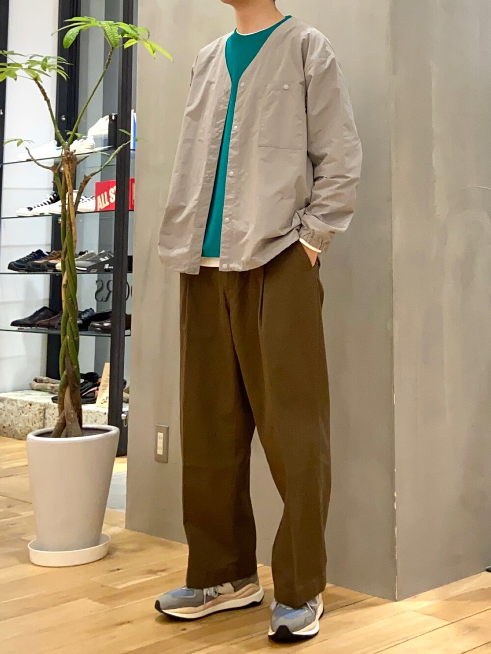 グレー系のナイロンジャケット、グリーン系のTシャツ/カットソー、ホワイト系のTシャツ/カットソーを着用したメンズの春コーディネートの3枚目の写真