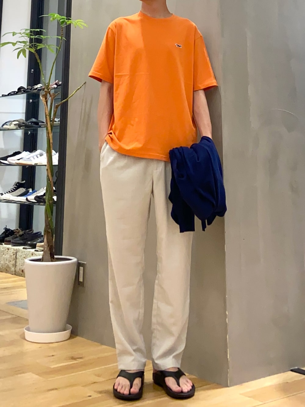 ブルー系のカーディガン/ボレロ、オレンジ系のTシャツ/カットソー、ホワイト系のその他パンツを着用したメンズの夏コーディネートの3枚目の写真