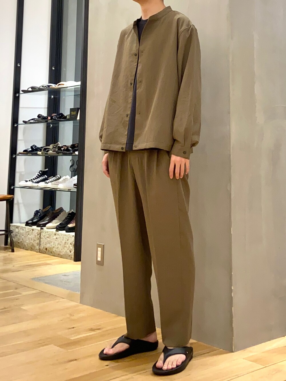 ブラック系のTシャツ/カットソー、グリーン系のブルゾン、グリーン系のその他パンツを着用したメンズの春コーディネートの3枚目の写真