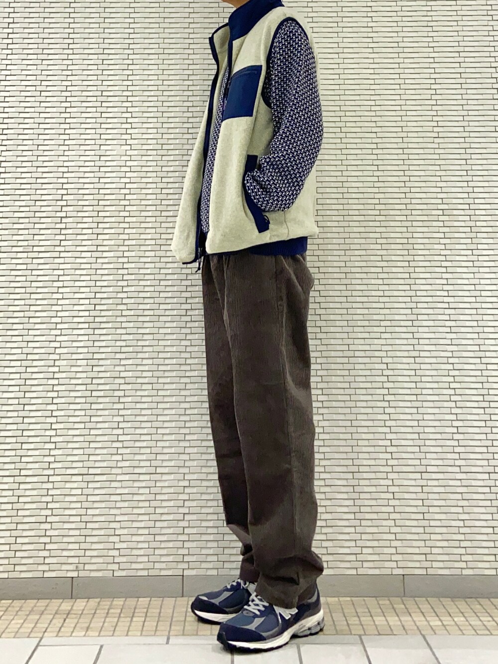 ブルー系のニット/セーター、ブラウン系のその他パンツ、ブルー系のスニーカーを着用したメンズの冬コーディネートの3枚目の写真