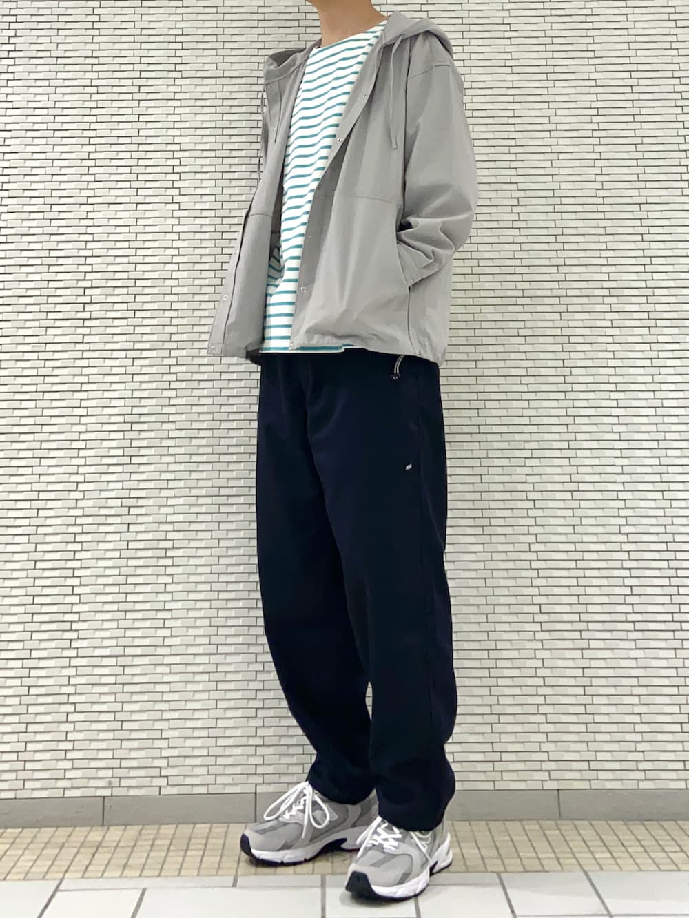 グレー系のパーカー、グリーン系のTシャツ/カットソー、ブルー系のその他パンツを着用したメンズの春コーディネートの2枚目の写真