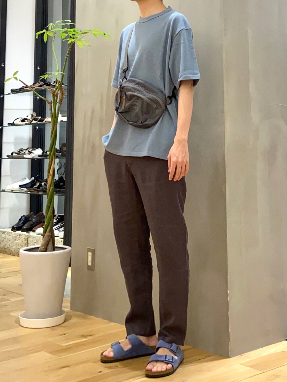 ブルー系のTシャツ/カットソー、グレー系のショルダーバッグ、グレー系のその他パンツを着用したメンズの夏コーディネートの2枚目の写真